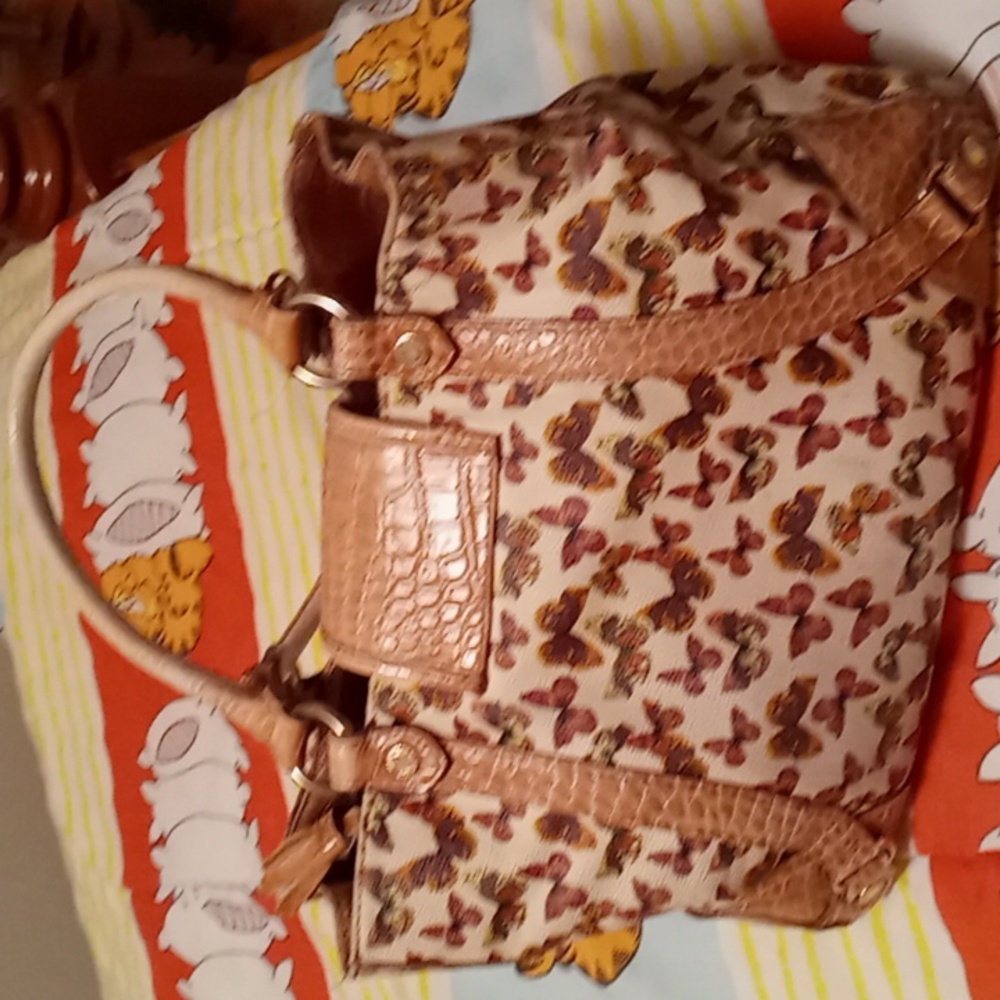 Liz Claiborne, Big & Roomy,Butterfly Purse with Butterscotch Reptilian-Like Trim - Picture 4 of 15